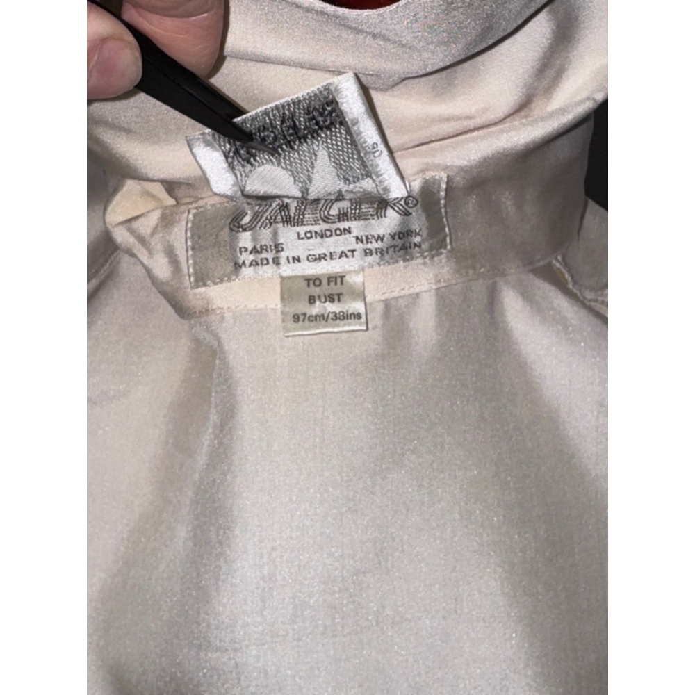 Long sleeve blouse cream colored 100% silk. To fit bust 38 inches. Yeager London - Picture 11 of 14